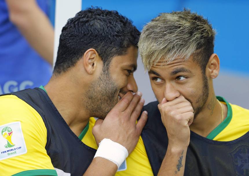 Neymar scherza con Hulk. Epa
